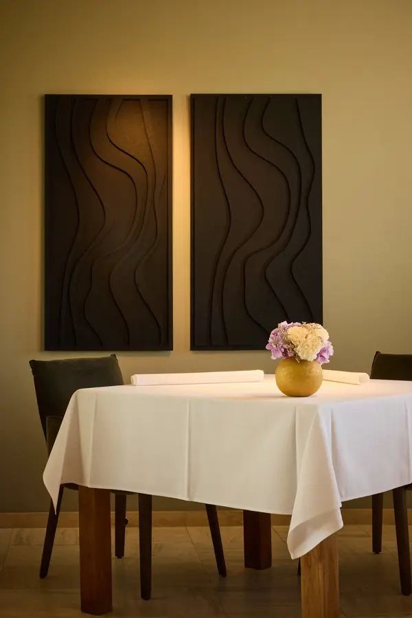 Gedekte tafel voor de houten wandpanelen
