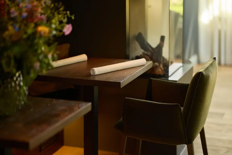 Een tafel voor twee met veldbloemen