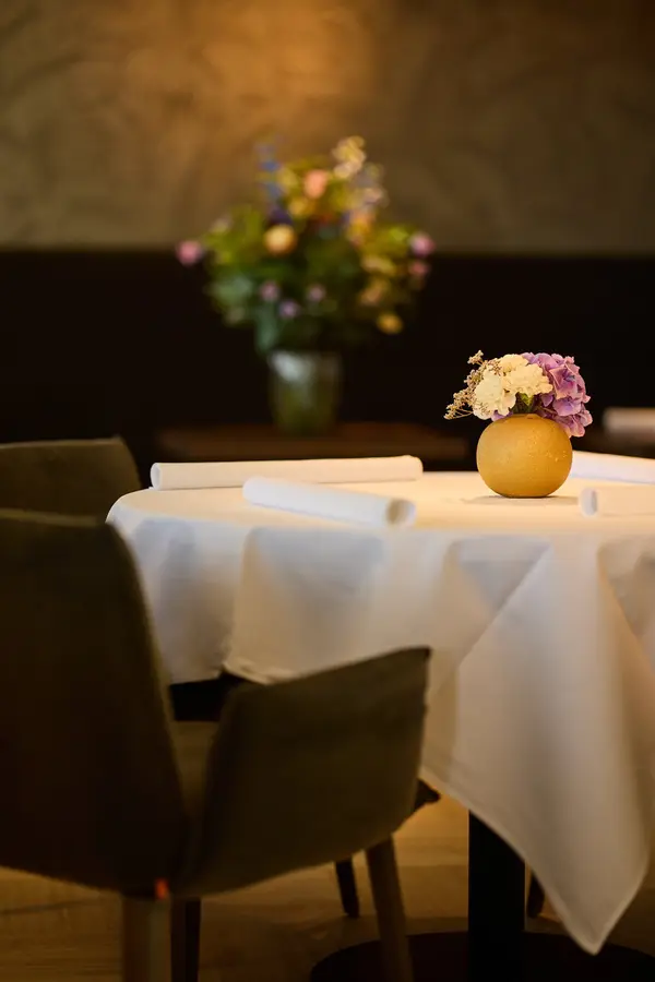 Gedekte tafels met bloemen in de eetzaal