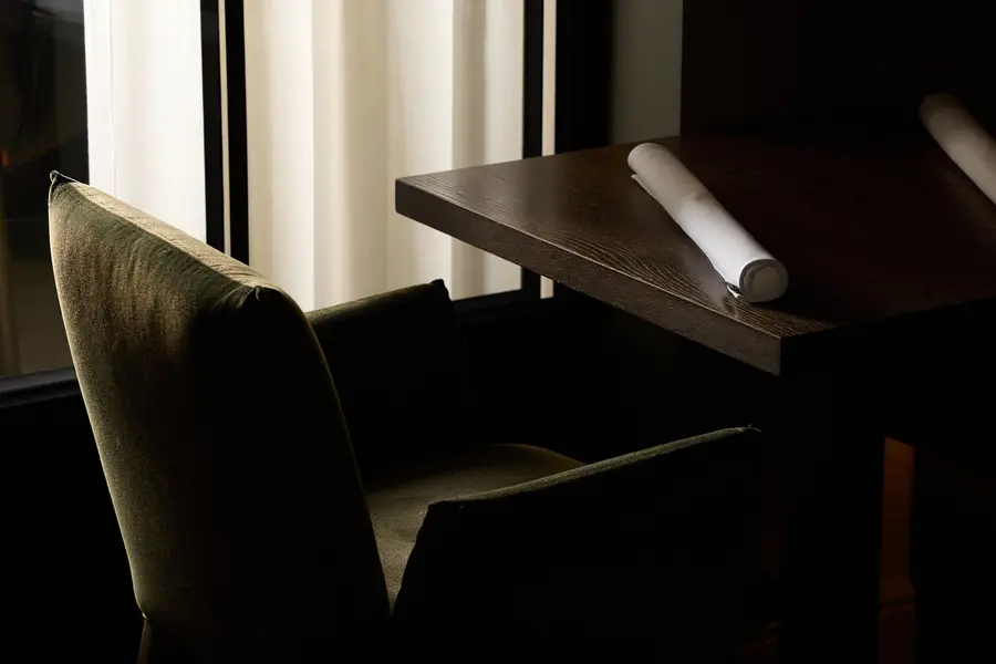 Een stoel en tafel in het schaduwrijke licht