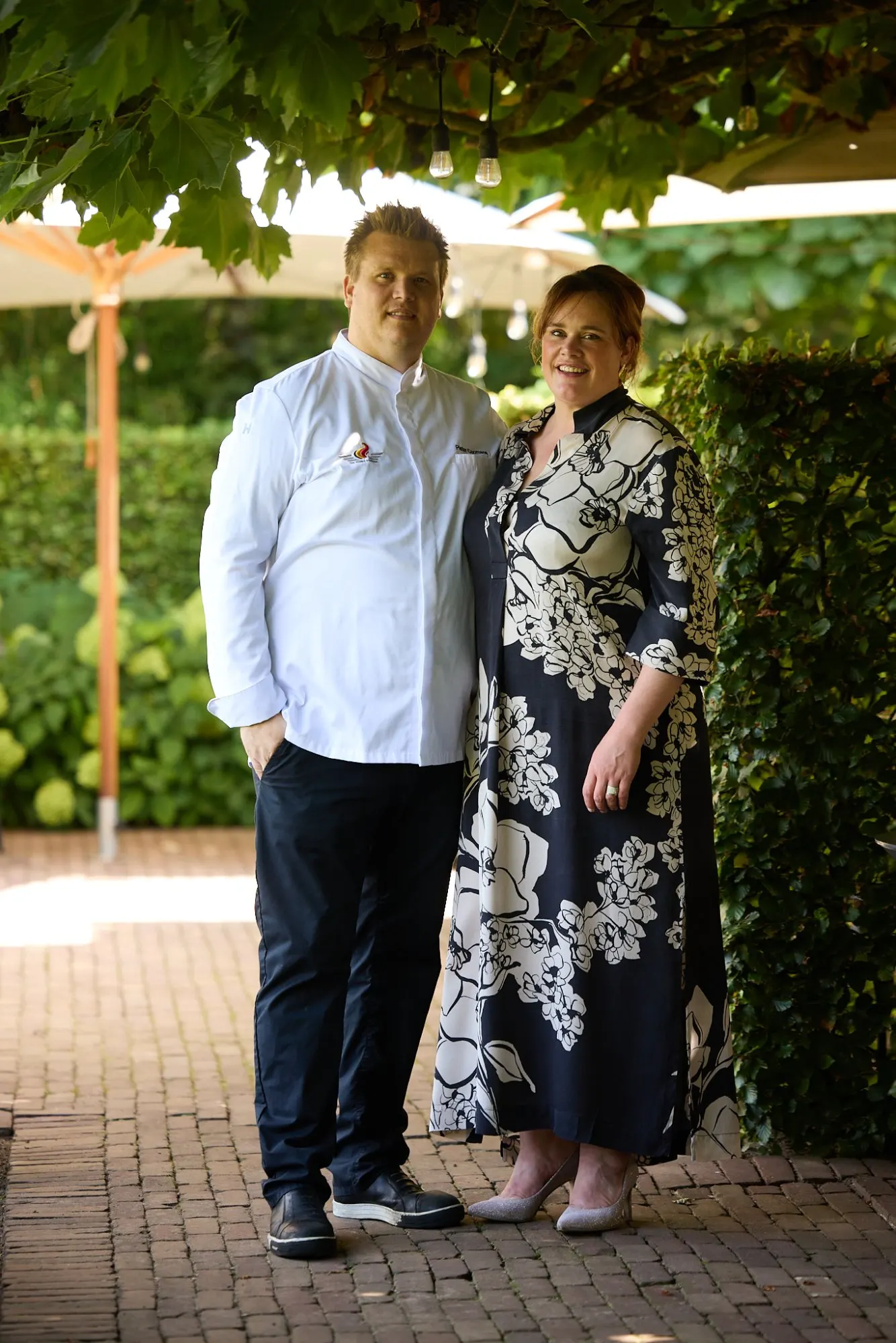 Jolien en chef Pieter voor het restaurant