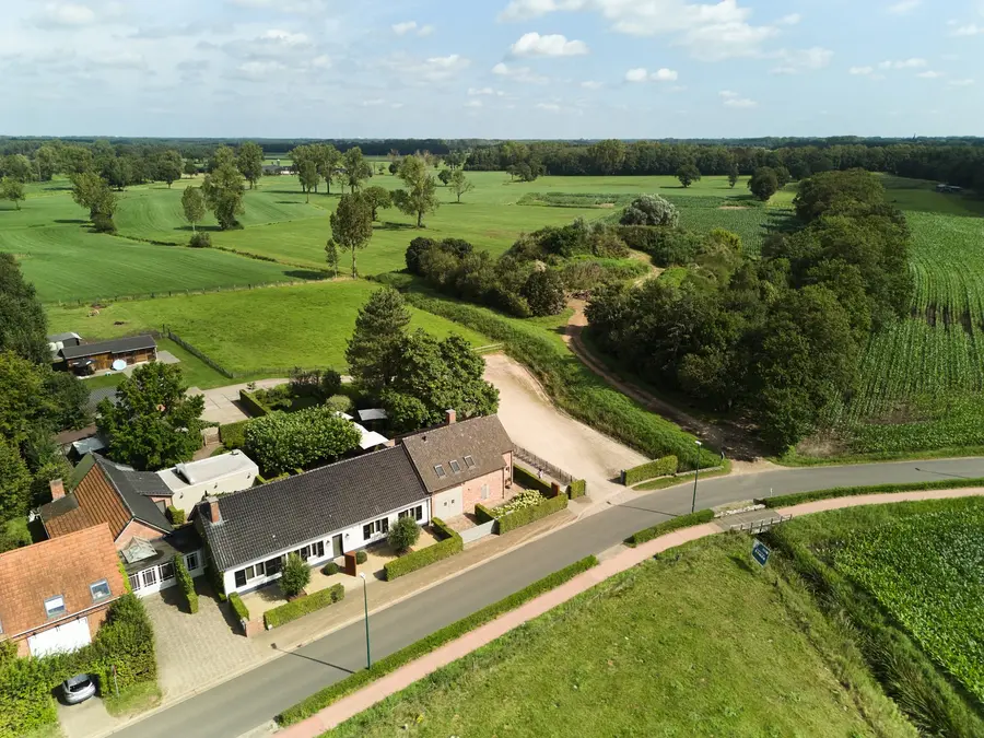 Luchtfoto van het restaurant tussen de velden van Vorselaar