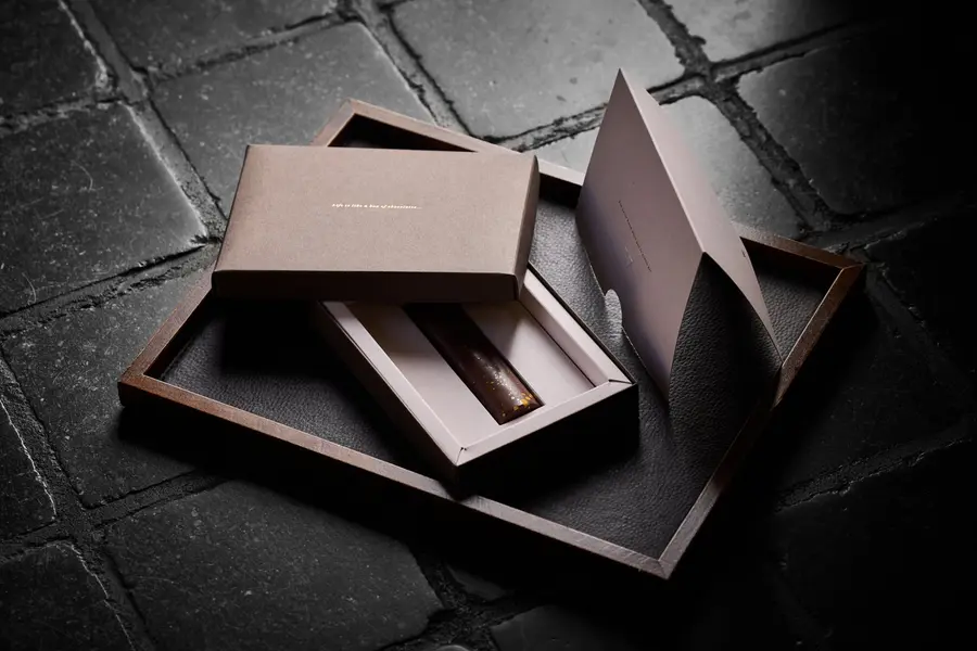 Een houten geschenkdoos met kaartje